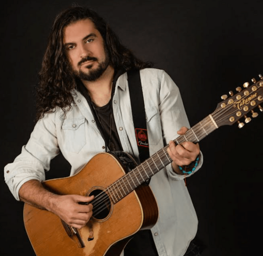 El cantautor y poeta granadino forma parte de la generación de cantautores que floreció en los 90 / TA